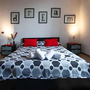 cozy-warm-apartment-red-house-ostiense.it-romehotels.com/